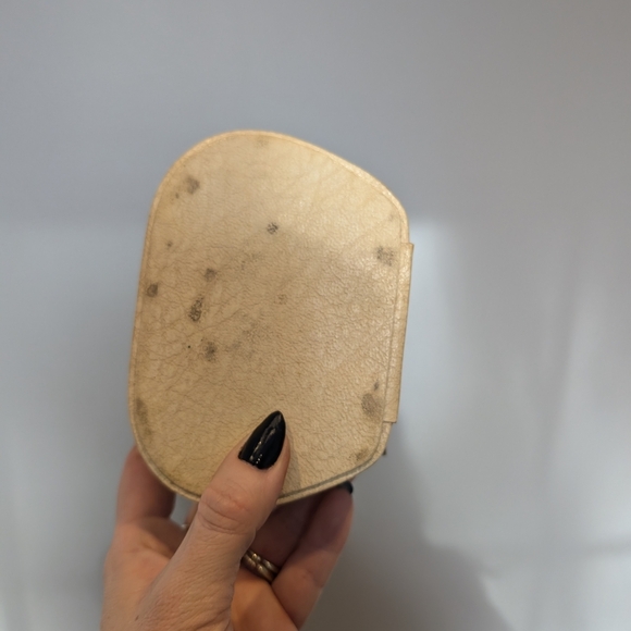 Elegant Cream Jewelry Case - Picture 6 of 9